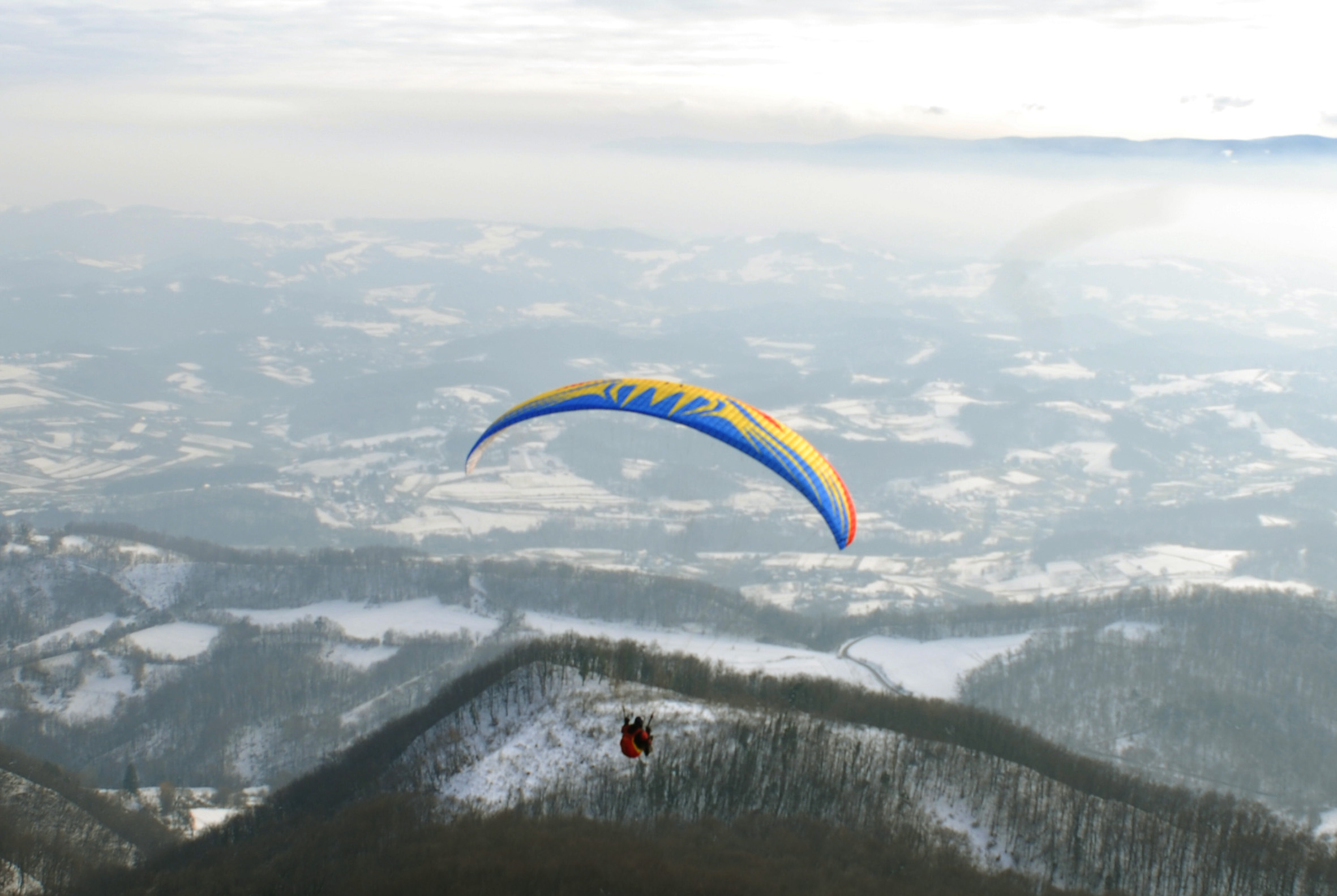 20.01.2010., Krapina - Krapinski paraglajderi lete i po zimi sa Strahinjcice. Od planinarskog doma do starta trebalo je po snijegu nositi krila."nPhoto: Andjelko Suhodolcan/24sata