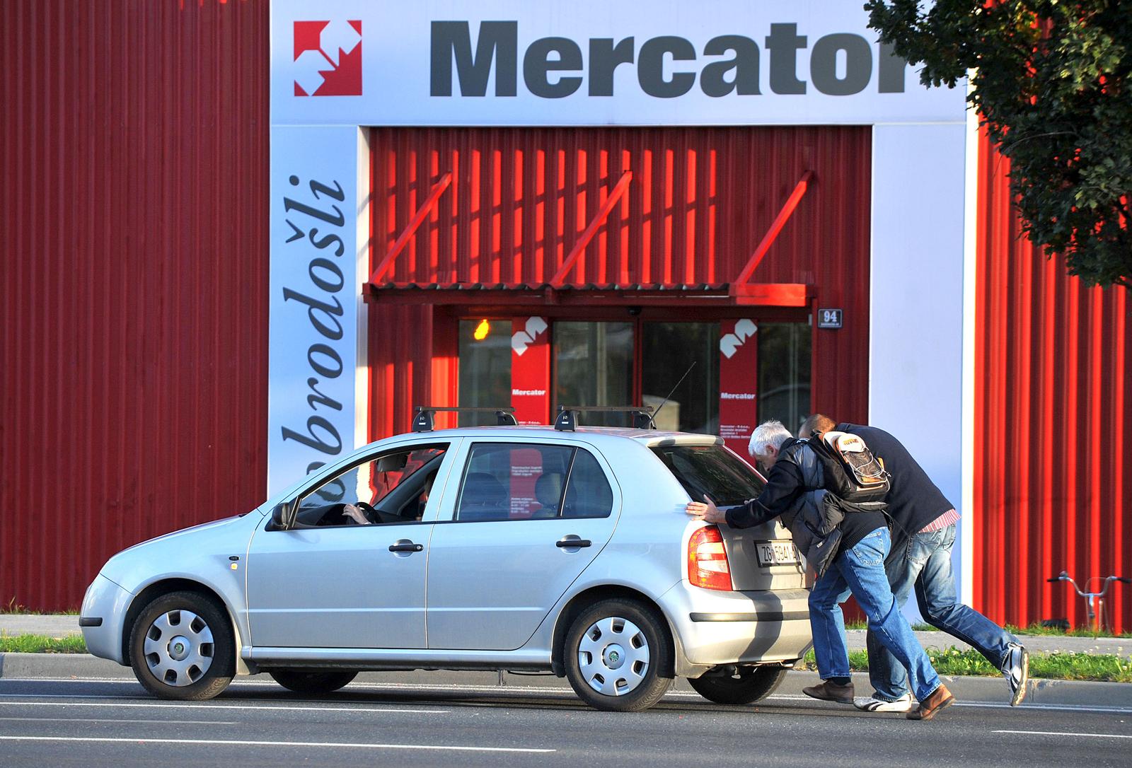 06.10.2008., Zagreb - Na zagrebackoj aveniji ispred trgovine Mercator dvojica mladica guraju auto koji se pokvario.rPhoto: Marko Lukunic/Vecernji list