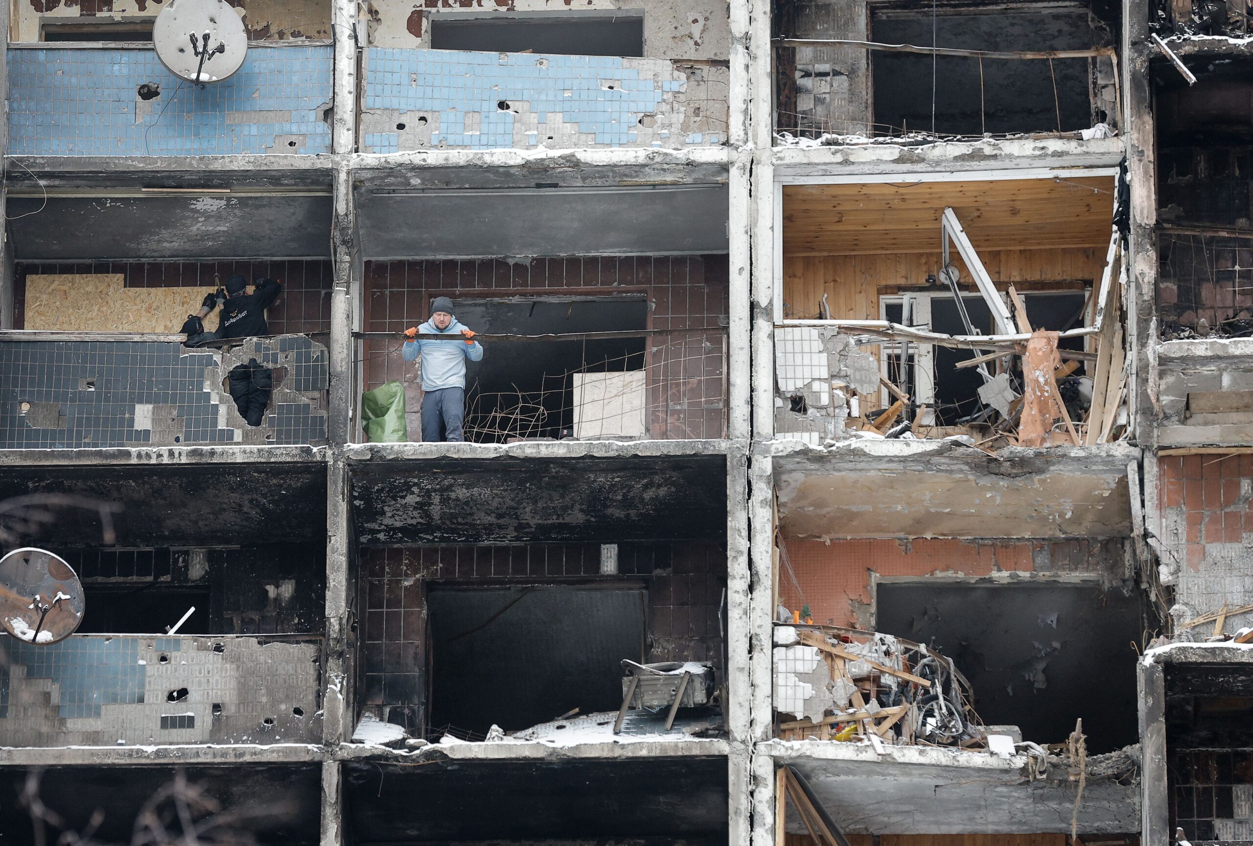 epa11139494 Communal workers and volunteers work in a damaged building two days after a Russian missile strike in Kyiv, Ukraine, 09 February 2024, amid the Russian invasion. At least four people were killed and 38 others were injured after a Russian shelling hit the Ukrainian capital Kyiv on 07 February, the Kyiv City Military Administration said.  EPA/SERGEY DOLZHENKO