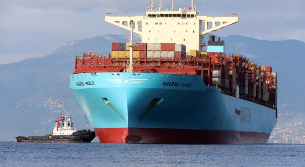 18.10.2023., Rijeka - Kontejnerski brod Maersk Hanoi uz pomoc tegljaca Jadranskog pomorskog servisa pristaje na kontejnerski terminal rijecke luke na Brajdici. Photo: Goran Kovacic/PIXSELL