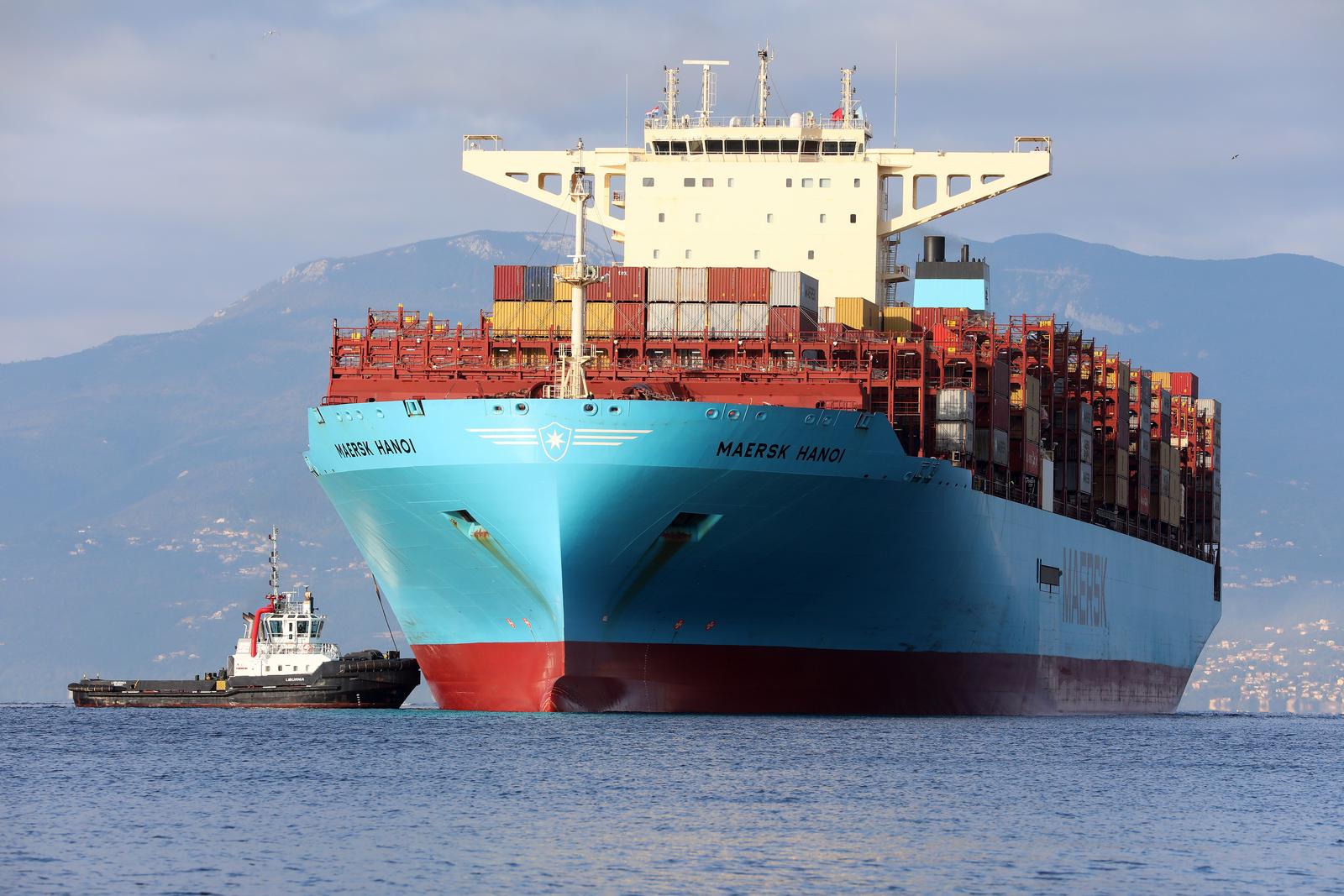 18.10.2023., Rijeka - Kontejnerski brod Maersk Hanoi uz pomoc tegljaca Jadranskog pomorskog servisa pristaje na kontejnerski terminal rijecke luke na Brajdici. Photo: Goran Kovacic/PIXSELL