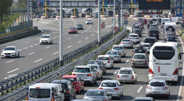 19.08.2017., Zagreb - Kolona vozila na naplatnim kucicama Lucko u smjeru mora. rPhoto: Davor Visnjic/PIXSELL
