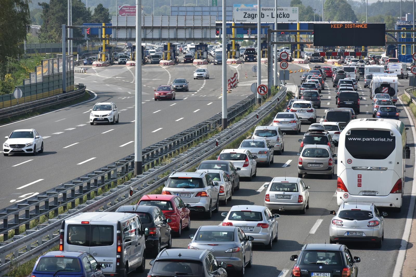 19.08.2017., Zagreb - Kolona vozila na naplatnim kucicama Lucko u smjeru mora. rPhoto: Davor Visnjic/PIXSELL