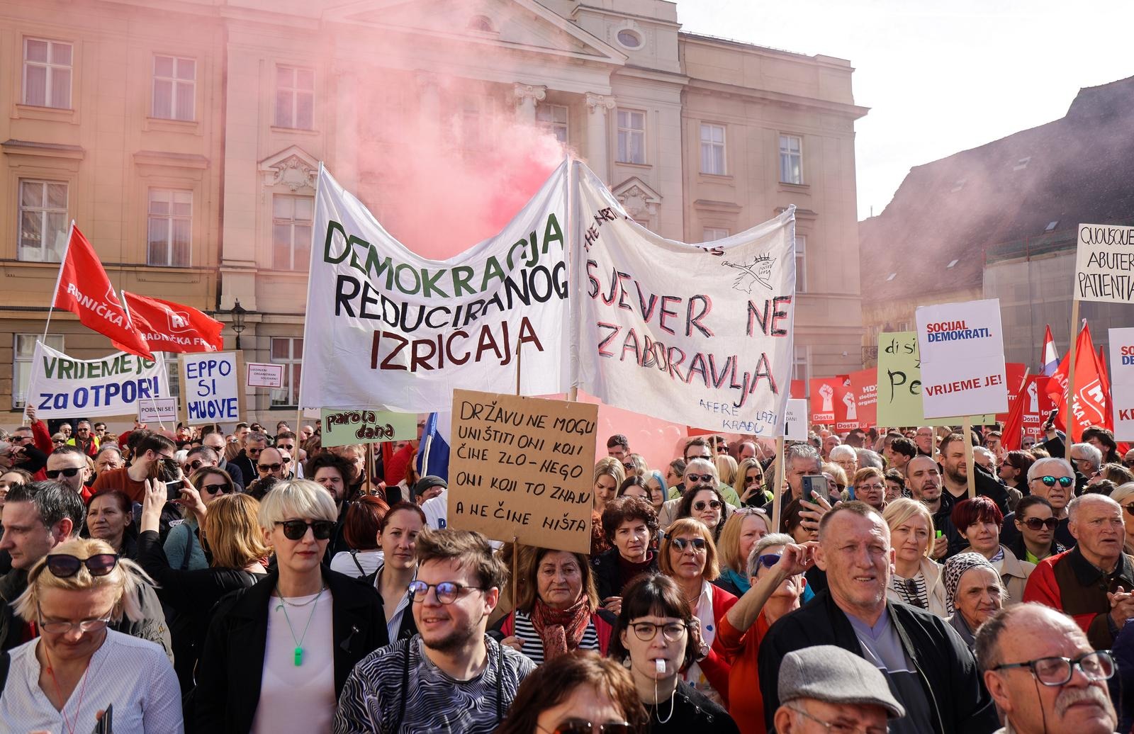 Pod nazivom"Dosta je! Odmah na izbore" danas se na Markovom trgu  odrzao prosvjed koji organizira 11 parlamentarnih stranaka lijevo-liberalne oporbe, a koji ce zatraziti zaustavljanje korupcije, kriminala, pljacke i HDZ-ove uzurpacije vlasti te trenutacno raspisivanje izbora
