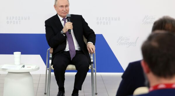 epa11121031 Russian President Vladimir Putin attends a meeting with participants of a forum titled 'All for a Victory!', held by the All-Russian People's Front in Tula, Russia, 02 February 2024.  EPA/ALEXANDER KAZAKOV / SPUTNIK / KREMLIN POOL MANDATORY CREDIT