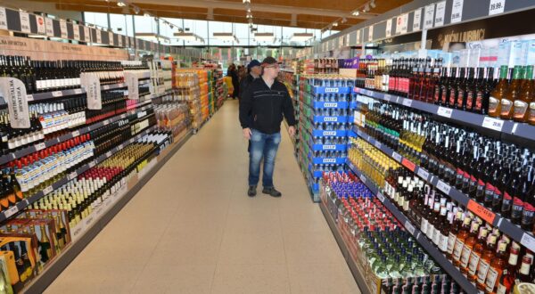 03.10.2016., Bjelovar - Trgovina Lidl na Slavonskoj cesti osvanula je u novom ruhu. Radovi na kompletnoj rekonstrukciji stare trgovine, zapoceti prije vise od pola godine su zavrseni, a danas je nova trgovina otvorila svoja vrata za kupce. Photo: Damir Spehar/PIXSELL