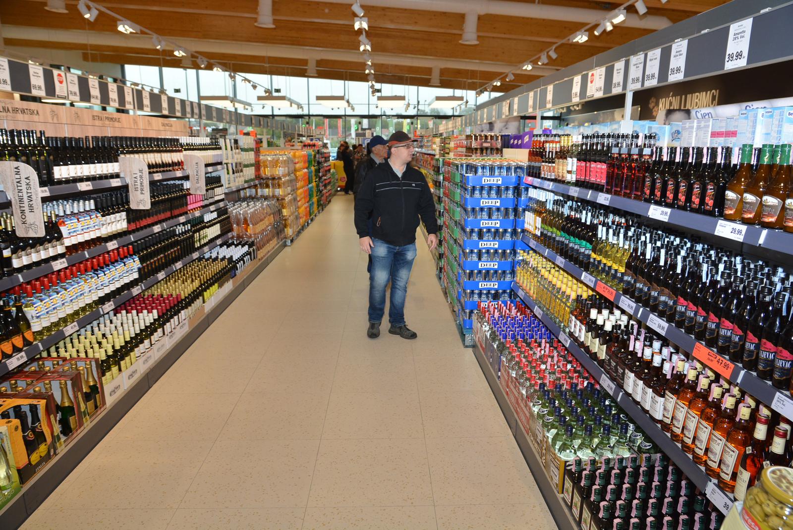 03.10.2016., Bjelovar - Trgovina Lidl na Slavonskoj cesti osvanula je u novom ruhu. Radovi na kompletnoj rekonstrukciji stare trgovine, zapoceti prije vise od pola godine su zavrseni, a danas je nova trgovina otvorila svoja vrata za kupce. Photo: Damir Spehar/PIXSELL