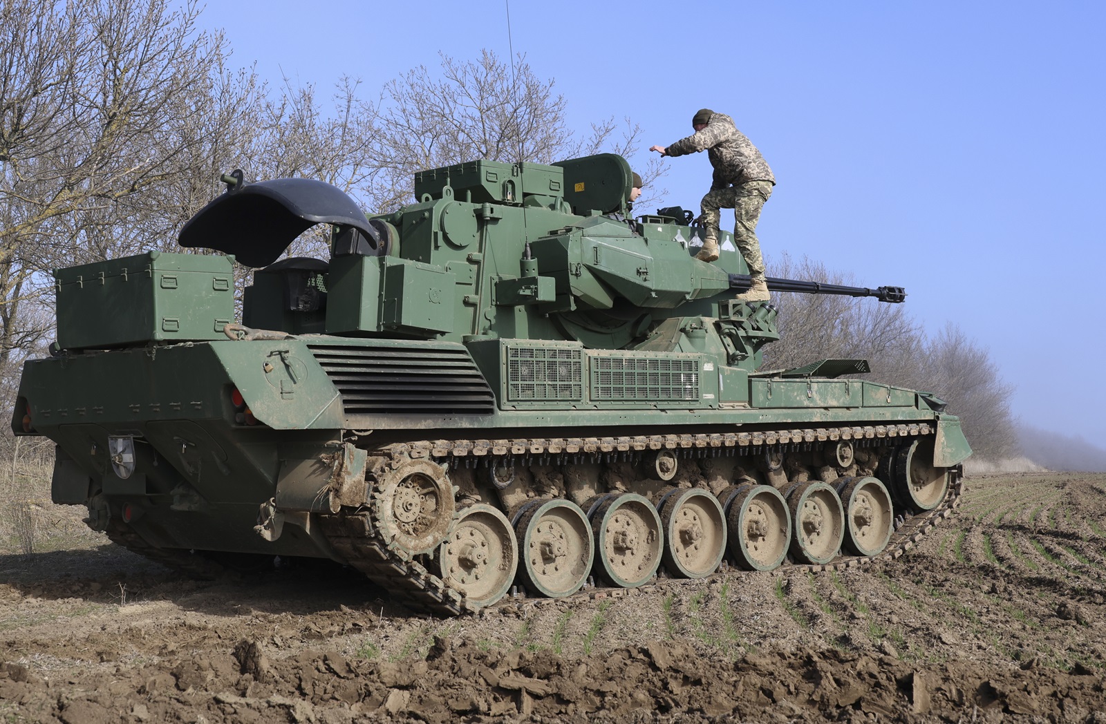 epa11172719 Ukrainian servicemen operate a German self-propelled anti-aircraft gun Gepard near the southern Ukrainian city of Odesa, Ukraine, 22 February 2024 amid the Russian invasion. The Gepard is an effective weapon to combat Russian-Iranian suicide drones that very often are used to attack the Odesa region. Russian troops entered Ukrainian territory on 24 February 2022, starting a conflict that has provoked destruction and a humanitarian crisis.  EPA/IGOR TKACHENKO