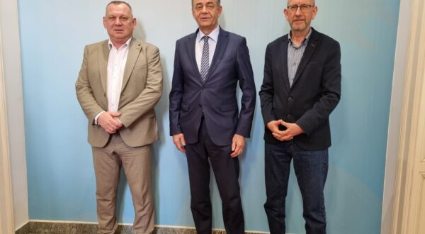 Koprivnica, 27.02.2024. - Predsjednik Upravnog odbora Hrvatske zajednice općina Božo Lasić poručio je u utorak da ukidanje općina ne bi imalo smisla, već bi ih trebalo podijeliti na velike i male. Na slici Siniša Pavlović, Darko Koren, Božo Lasić. foto HINA/ tm