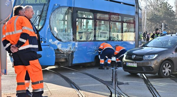 26.02.2024.,Zagreb - Na križanju Vukovarske i Držićeve u Zagrebu oko 7:30 sati se dogodila prometna nesreća. Tramvaj je izletio iz tračnica te se sudario s drugim tramvajem. Srećom, nema ozlijeđenih, ali tramvajski promet tim dijelom je u prekidu i stvaraju se velike gužve. Inače, riječ je o jednom od najprometnijih raskrižja u Zagrebu. Photo: Neva Zganec/PIXSELL