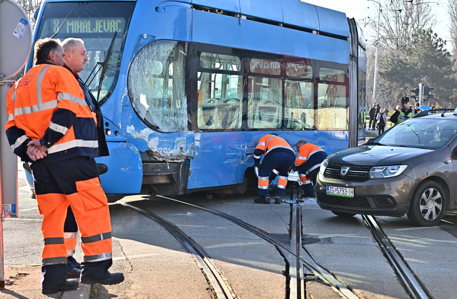 26.02.2024.,Zagreb - Na križanju Vukovarske i Držićeve u Zagrebu oko 7:30 sati se dogodila prometna nesreća. Tramvaj je izletio iz tračnica te se sudario s drugim tramvajem. Srećom, nema ozlijeđenih, ali tramvajski promet tim dijelom je u prekidu i stvaraju se velike gužve. Inače, riječ je o jednom od najprometnijih raskrižja u Zagrebu. Photo: Neva Zganec/PIXSELL