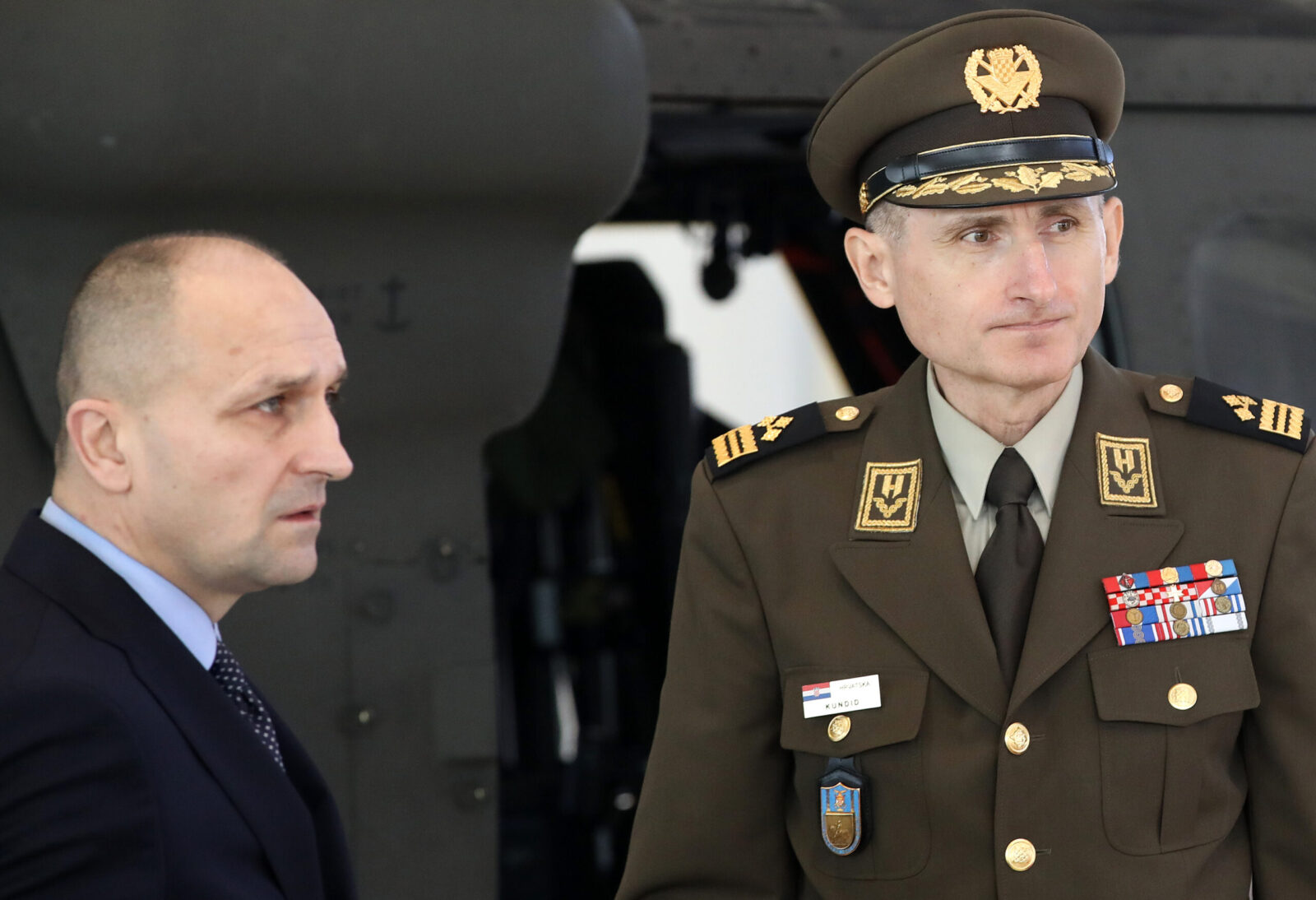 Zagreb, 13.03.2024. - Potpisivanje Ugovora o nabavi dodatnih osam helikoptera UH-60M Black Hawk izmeðu Vlade RH i Vlade SAD-a. Na fotografiji potpredsjednik Vlade i ministar obrane Ivan Anuiæ, naèelnik GS OSRH general-pukovnik Tihomir Kundid. foto HINA/ Lana SLIVAR DOMINIÆ/ lsd