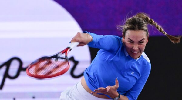 epa11120449 Donna Vekic of Croatia in action during her quarter final match against Clara Burel of France at the WTA Upper Austria Ladies tennis tournament in Linz, Austria, 02 February 2024.  EPA/CHRISTIAN BRUNA