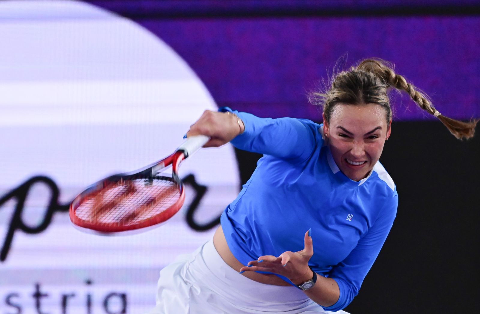 epa11120449 Donna Vekic of Croatia in action during her quarter final match against Clara Burel of France at the WTA Upper Austria Ladies tennis tournament in Linz, Austria, 02 February 2024.  EPA/CHRISTIAN BRUNA