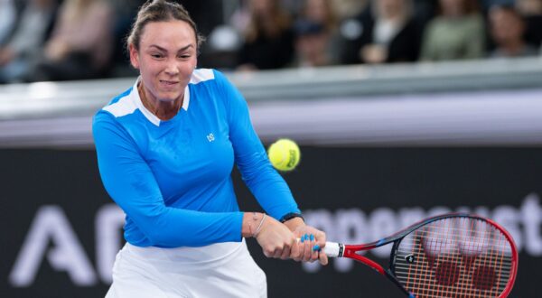 epa11123270 Donna Vekic of Croatia in action during her semi final match against Ekaterina Alexandrova of Russia at the WTA Upper Austria Ladies tennis tournament in Linz, Austria, 03 February 2024.  EPA/CHRISTIAN BRUNA