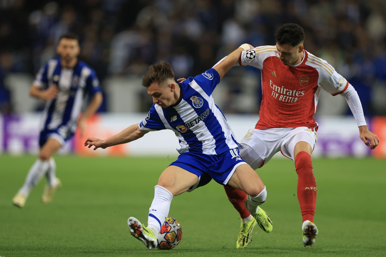 epa11171017 FC Porto's Francisco Conceicao (L) in action against Arsenal's Gabriel Martinelli during the UEFA Champions League round of 16 1st leg soccer match between FC Porto and Arsenal FC, held at Dragao stadium, Porto, Portugal, 21 February 2024.  EPA/JOSE COELHO