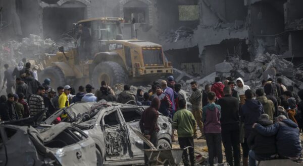epa11174203 Palestinians search for bodies and survivors among the rubble of a destroyed house following an Israeli air strike on Deir Al Balah, southern Gaza Strip, 23 February 2024. According to the Palestinian Ministry of Health, more than 18 members of the same family were killed and 22 remain trapped under the rubble following an overnight Israeli air strike. More than 29,400 Palestinians and over 1,300 Israelis have been killed, according to the Palestinian Health Ministry and the Israel Defense Forces (IDF), since Hamas militants launched an attack against Israel from the Gaza Strip on 07 October 2023, and the Israeli operations in Gaza and the West Bank which followed it.  EPA/MOHAMMED SABER