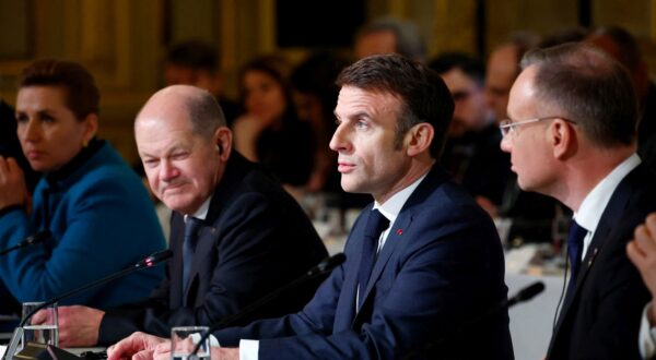 epa11183032 French President Emmanuel Macron (C-R) delivers a speech to open a conference in support of Ukraine with European leaders and government representatives at the Elysee Palace in Paris, France, 26 February 2024.  EPA/GONZALO FUENTES / POOL  MAXPPP OUT