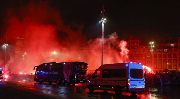 epa11189393 Athletic's supporters light flares to welcome the arrival of the team's bus ahead of the Spanish King's Cup semifinal second leg soccer match between Athletic Club Bilbao and Atletico Madrid, in Bilbao, Spain, 29 February 2024.  EPA/LUIS TEJIDO