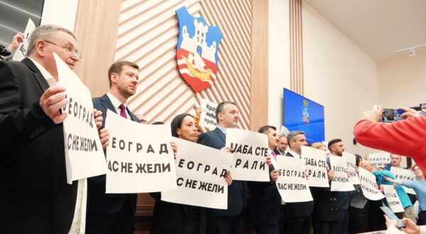 Beograd, 1.3.2024.- Konstitutivna sjednica Skupštine Beograda odgođena je u petak, drugi put u dva tjedna, što čini gotovo izvjesnim ponavljanje izbora u srbijanskoj prijestolnici jer vladajući SNS ne može osigurati legitimnu većinu vijećnika poslije prosinačkih izbora 2023., za koje oporba tvrdi da su pokradeni. Izabrani oporbeni vijećnici poredali su se i danas ispred skupštinske govornice istaknuvši brojne transparente kojima ukazuju na krađu izbora, a u izjavama novinarima ocijenili su da izvjesno slijede novi izborii. 
foto HINA/ TANJUG/ VLADIMIR ŠPORČIĆ/ ua