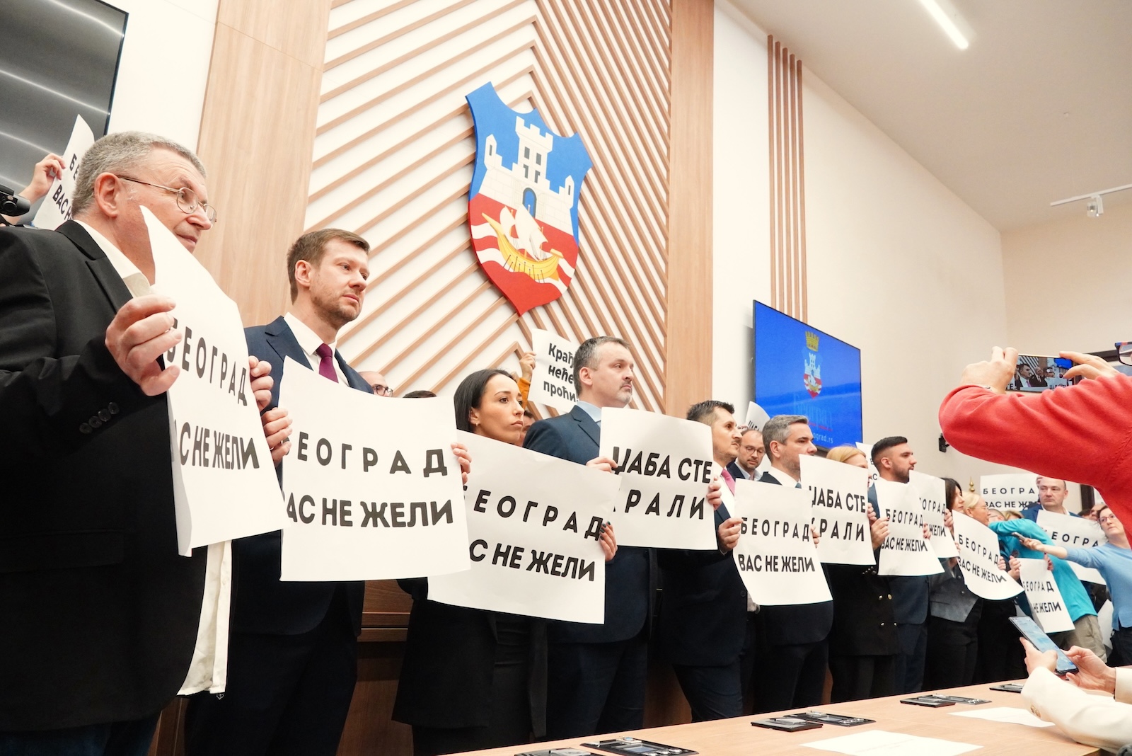 Beograd, 1.3.2024.- Konstitutivna sjednica Skupštine Beograda odgođena je u petak, drugi put u dva tjedna, što čini gotovo izvjesnim ponavljanje izbora u srbijanskoj prijestolnici jer vladajući SNS ne može osigurati legitimnu većinu vijećnika poslije prosinačkih izbora 2023., za koje oporba tvrdi da su pokradeni. Izabrani oporbeni vijećnici poredali su se i danas ispred skupštinske govornice istaknuvši brojne transparente kojima ukazuju na krađu izbora, a u izjavama novinarima ocijenili su da izvjesno slijede novi izborii. 
foto HINA/ TANJUG/ VLADIMIR ŠPORČIĆ/ ua