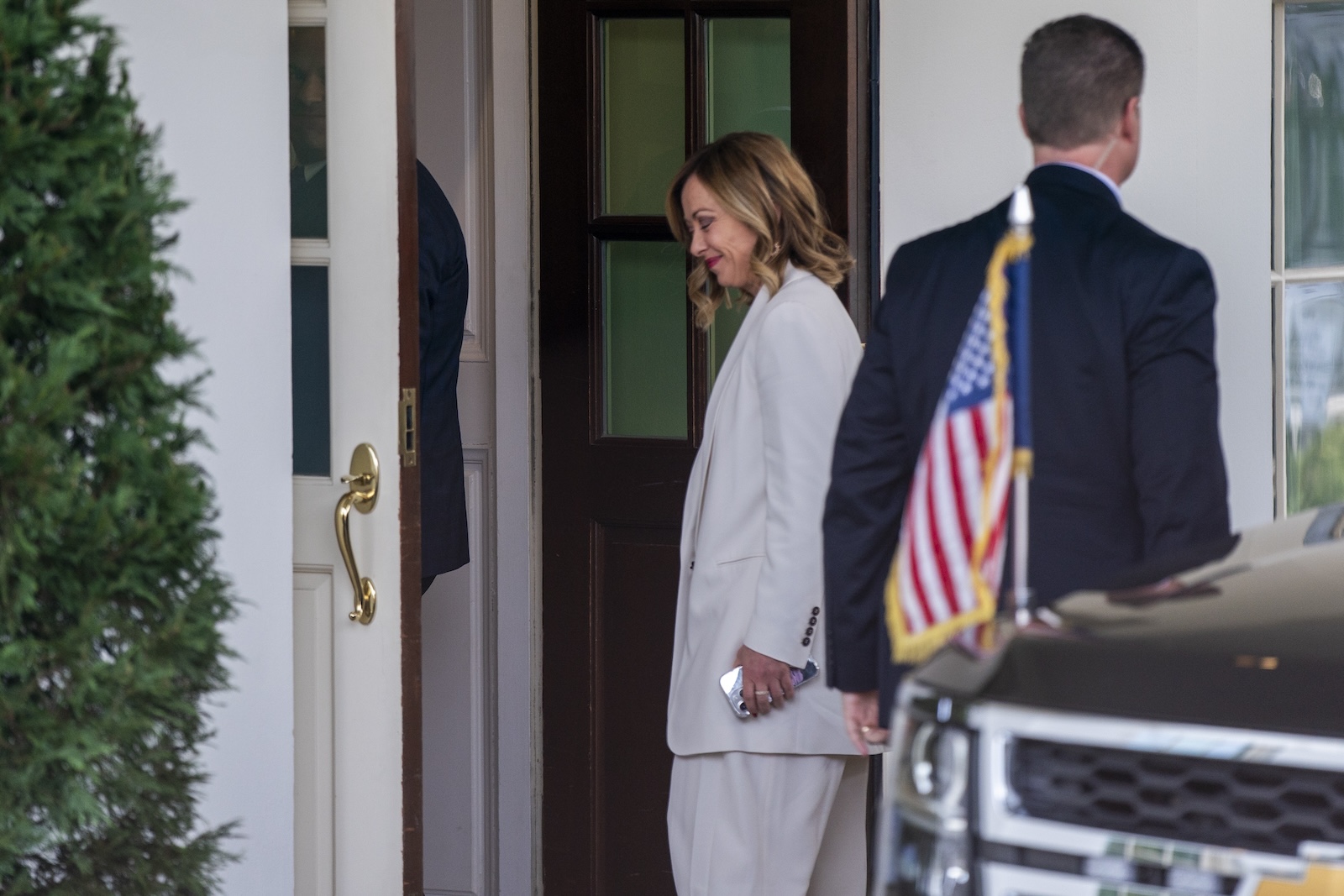 epa11191913 Italian Prime Minister Giorgia Meloni (C) arrives for a meeting with US President Joe Biden in the West Wing of the White House in Washington, DC, USA, 01 March 2024. President Biden seeks to reassure Prime Minister Meloni that the US continues to support Ukraine despite the administration's inability to secure congressional passage of a $60 billion foreign aid package for the embattled country.  EPA/SHAWN THEW