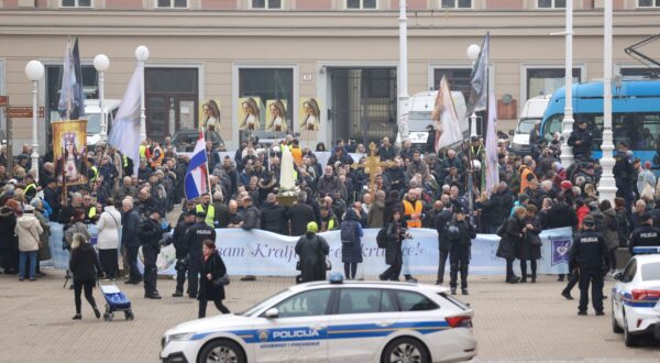 Zagreb, 02.03.2024 - Na prvu subotu u mjesecu, na Trgu bana Jalačića u Zagrebu, održana je još jedna muška molitva krunice. Na drugoj strani Trga skupili su se neistomišljenici sa bubnjevima.
foto HINA/ Damir SENČAR/ ds