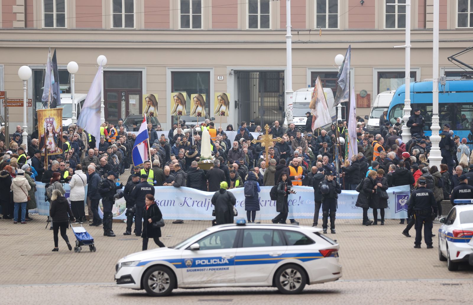 Zagreb, 02.03.2024 - Na prvu subotu u mjesecu, na Trgu bana Jalačića u Zagrebu, održana je još jedna muška molitva krunice. Na drugoj strani Trga skupili su se neistomišljenici sa bubnjevima.
foto HINA/ Damir SENČAR/ ds