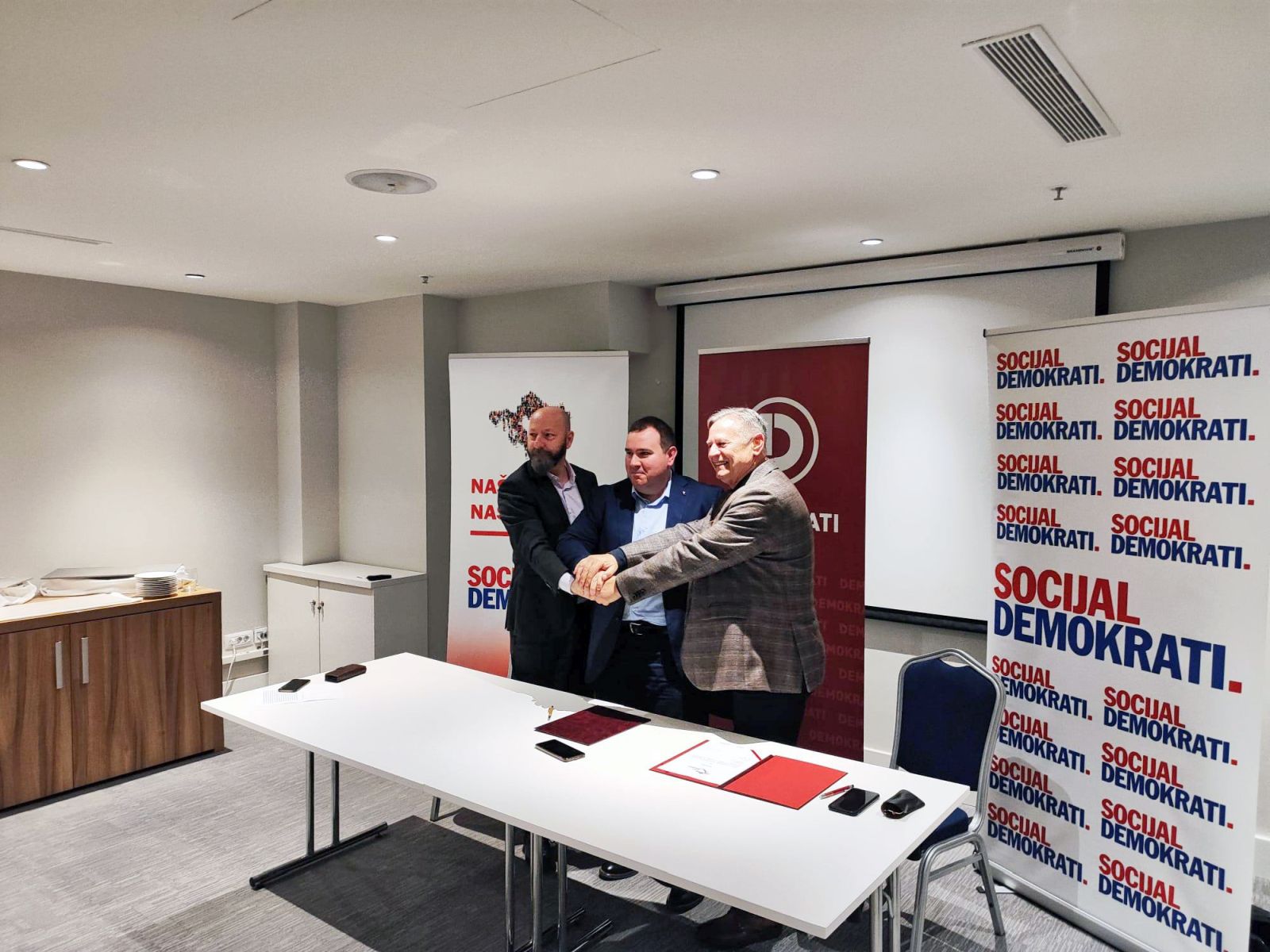 Zagreb, 2.3.2024.- Potpisivanjem povelje o suradnji u subotu je proiren politièki savez "Naa Hrvatska" te se, nakon Hrvatskih laburista - Stranke rada, Socijaldemokratima i HSS-u pridruila i stranka Demokrati. Na slici David Bregovac, Ivan Luke i Davorko Vidoviæ. 
foto HINA/ Klub zastupnika Socijaldemokrati/ ua