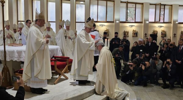 Banja Luka, 2.3.2024.- Novi banjoluèki biskup don eljko Majiæ zareðen je u subotu na liturgijskom slavlju u Banjoj Luci u katedrali Svetog Bonaventure u kojemu je sudjelovao veliki broj vjernika te biskupa i politièara iz BiH i Hrvatske. 
foto HINA/ FENA/ ua