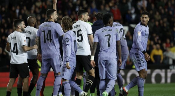 epa11195353 Referee Gil Manzano shows a red card to Jude Bellingham (R), scorer of the disallowed goal late in the game after the LaLiga soccer match between Valencia CF and Real Madrid, in Valencia, Spain, 02 March 2024.  EPA/Biel Alino