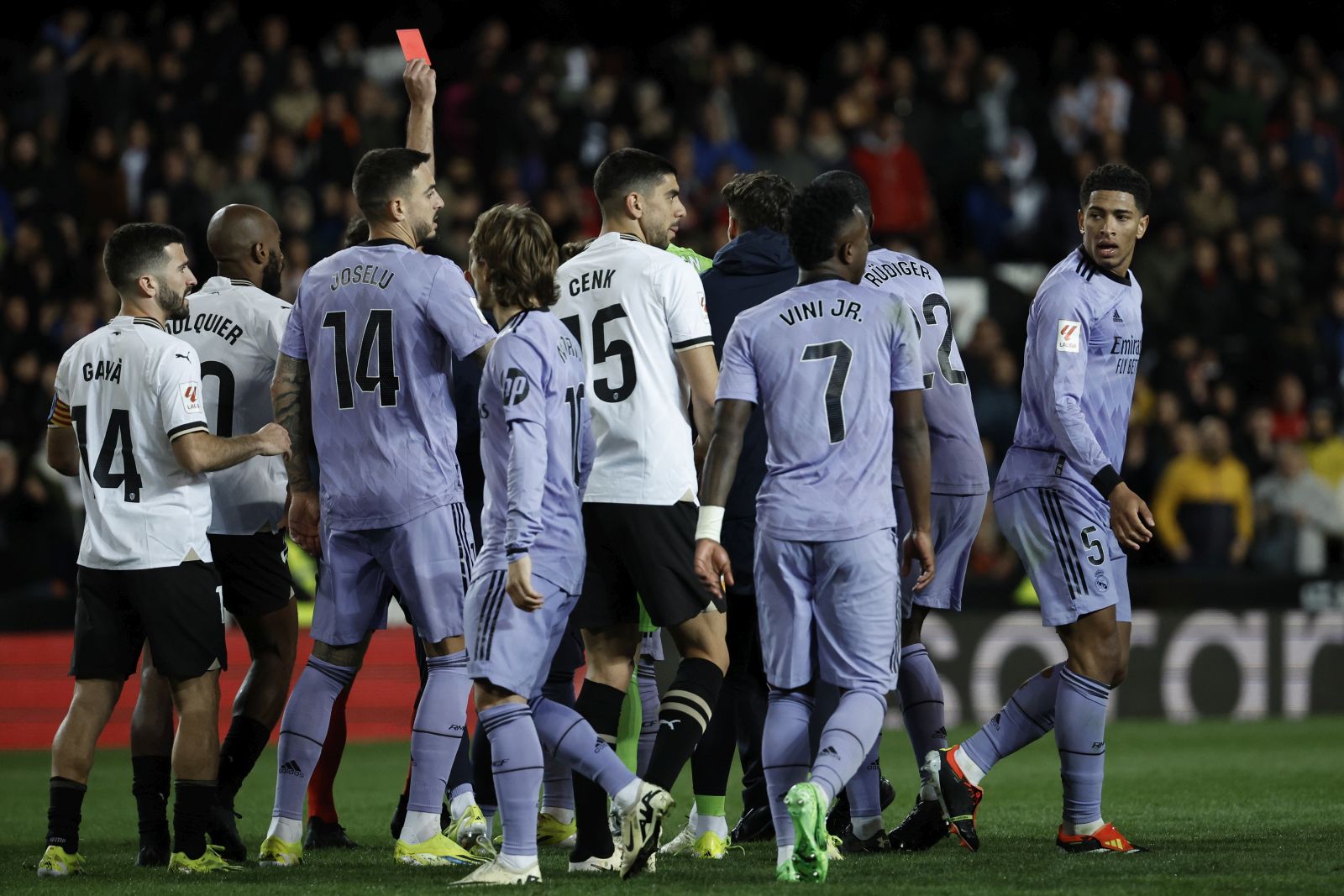 epa11195353 Referee Gil Manzano shows a red card to Jude Bellingham (R), scorer of the disallowed goal late in the game after the LaLiga soccer match between Valencia CF and Real Madrid, in Valencia, Spain, 02 March 2024.  EPA/Biel Alino