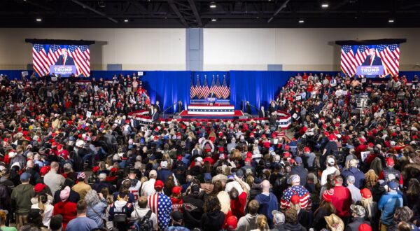 epa11195563 Former US President Donald Trump (C) speaks to supporters during a Super Tuesday campaign rally in Richmond, Virginia, USA, 02 March 2024. Trump is running against Former South Carolina Governor Nikki Haley for the Republican presidential primary. Virginia is among the 15 states that will hold elections on 05 March, the primary election day known as 'Super Tuesday.'  EPA/JIM LO SCALZO