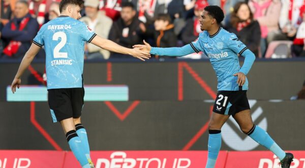 epa11196757 Leverkusen's Amine Adli (R) celebrates with teammate Josip Stanisic after his assist for the 2-0 lead during the German Bundesliga soccer match between 1. FC Cologne and Bayer 04 Leverkusen in Cologne, Germany, 03 March 2024.  EPA/RONALD WITTEK CONDITIONS - ATTENTION: The DFL regulations prohibit any use of photographs as image sequences and/or quasi-video.