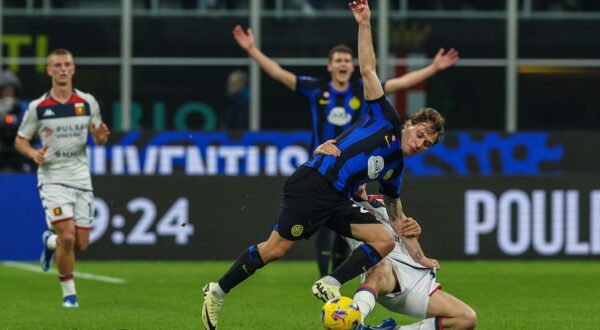 epa11199215 Inter's Nicolo Barella and Genoa's Morten Frendrup (R) in action during the Italian Serie A soccer match Inter FC vs Genoa CFC at the Giuseppe Meazza stadium in Milan, Italy, 04 March 2024.  EPA/FABRIZIO CARABELLI