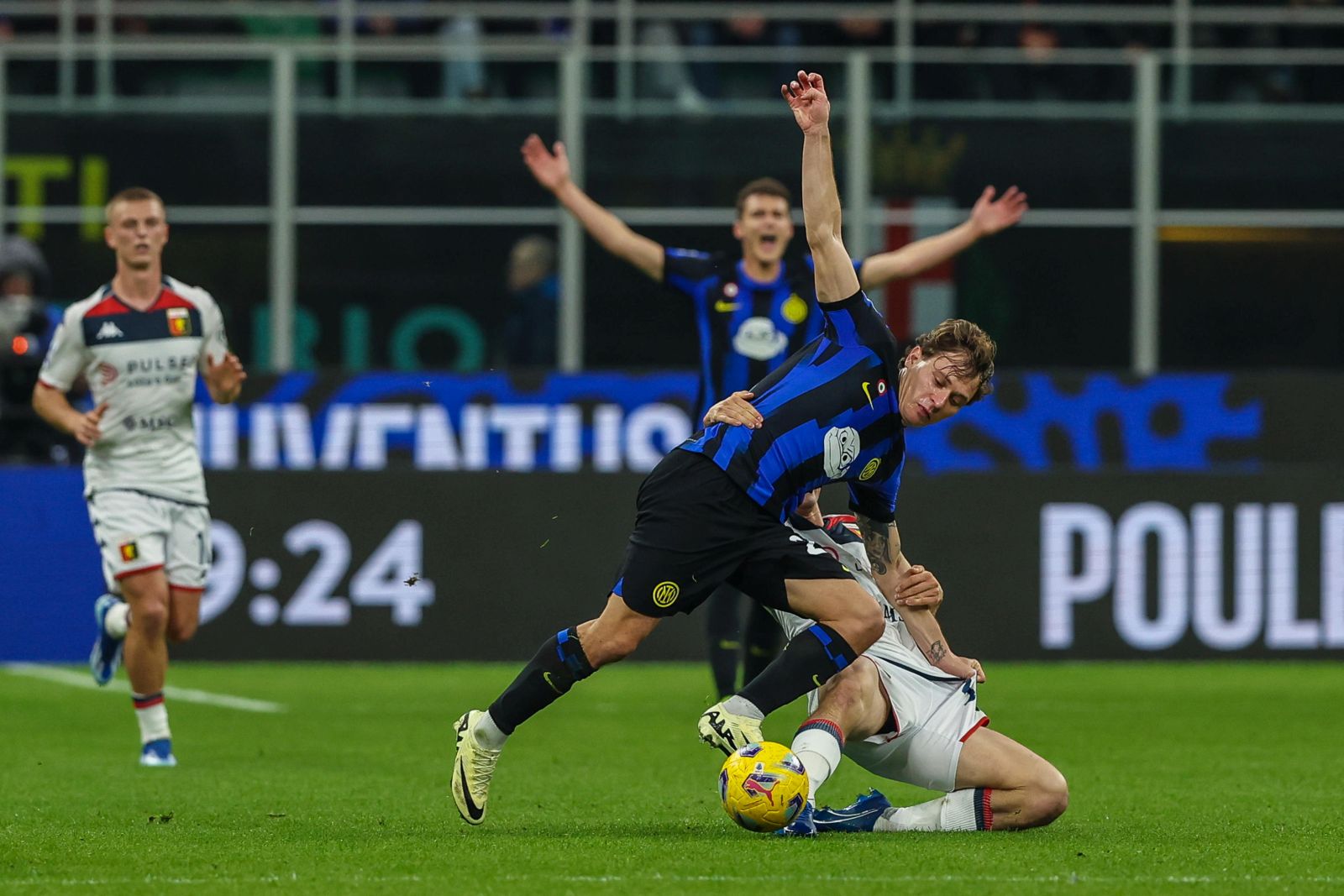 epa11199215 Inter's Nicolo Barella and Genoa's Morten Frendrup (R) in action during the Italian Serie A soccer match Inter FC vs Genoa CFC at the Giuseppe Meazza stadium in Milan, Italy, 04 March 2024.  EPA/FABRIZIO CARABELLI