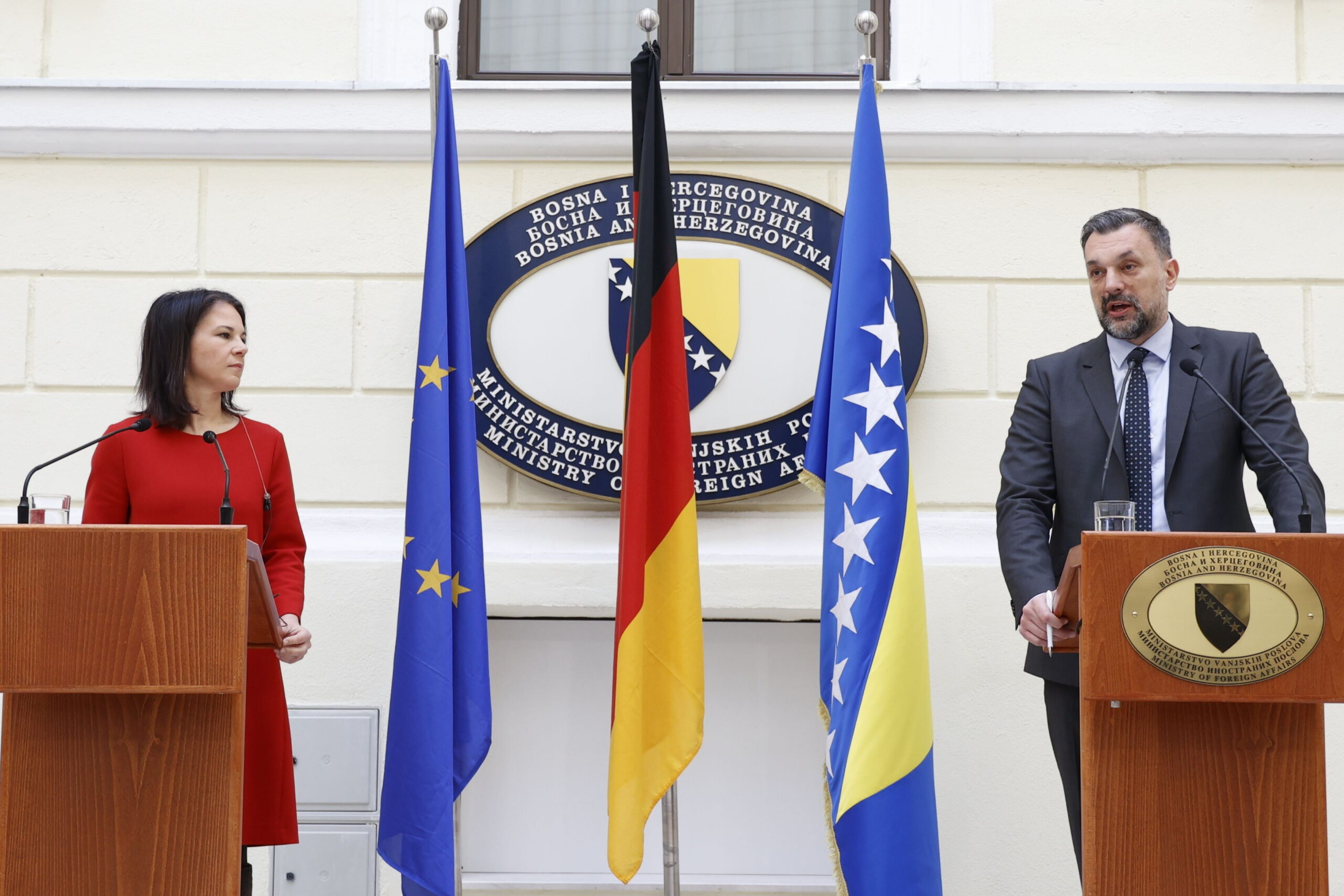 epa11199689 Foreign Minister of Bosnia and Herzegovina Elmedin Konakovic (R) and German Foreign Minister Annalena Baerbock (L) talk during the press conference following their meeting in Sarajevo, Bosnia and Herzegovina, 05 March 2024. Minister Baerbock is on an official visit to Bosnia and Herzegovina.  EPA/Harun Muminovic