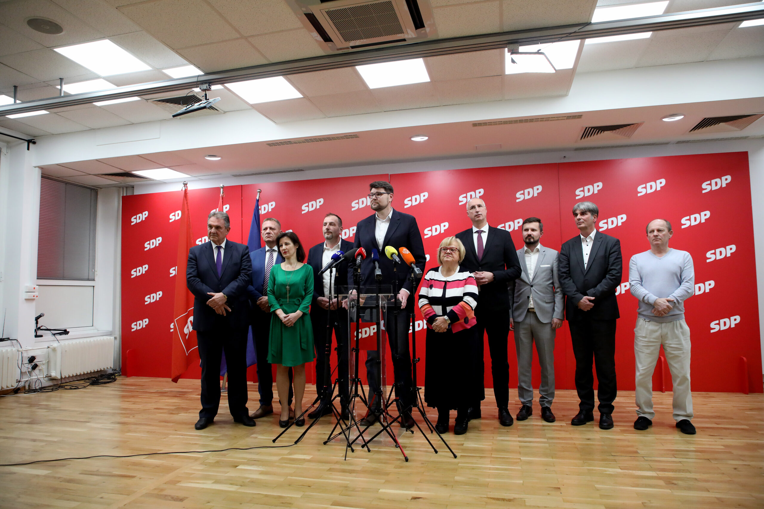 Zagreb, 05.03.2024. - Lijevo-liberalna oporba dogovorila je zajednièki izlazak na izbore. "Ovo je koalicija za bolju Hrvatsku", rekao je predsjednik SDP-a Peða Grbin. Na fotografiji Radimir Èaèiæ, Kreo Beljak, Dalija Orekoviæ, Dalibor Paus, Peða Grbin, Ivica Puljak, Anka Mrak Tarita, Davor Naði, Darijo Vasiliæ, Denis Geto. foto HINA/ Lana SLIVAR DOMINIÆ/ lsd