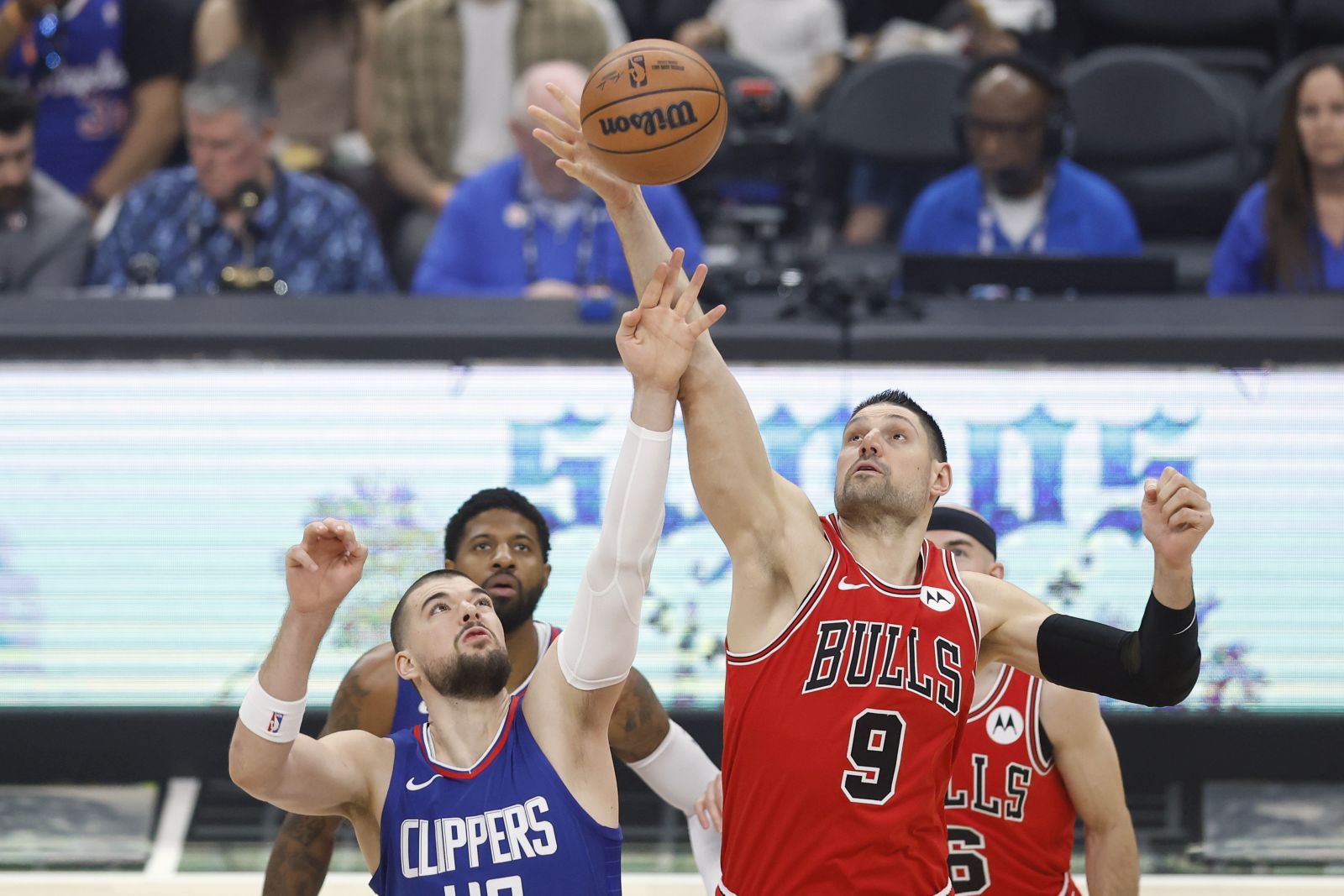 epa11210130 LA Clippers center Ivica Zubac (L) and Chicago Bulls center Nikola Vucevic (R) jump up for possession of the ball during the first quarter of the NBA basketball game between the Chicago Bulls and the Los Angeles Clippers in Los Angeles, California, USA, 09 March 2024.  EPA/CAROLINE BREHMAN  SHUTTERSTOCK OUT