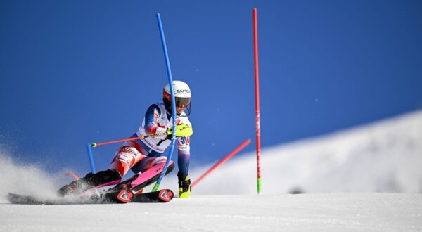 epa11210520 Croatia's Zrinka Ljutic in action during the first run of the Women's Slalom race at the FIS Alpine Skiing World Cup in Are, Sweden, 10 March 2024.  EPA/Pontus Lundahl  SWEDEN OUT