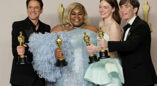 epa11213478 (L-R) Robert Downey Jr., Best Supporting Actor winner; Da'Vine Joy Randolph, Best Supporting Actress winner; Emma Stone, Best Actress winner; and Cillian Murphy, Best Actor winner, hold up their Oscars in the press room during the 96th annual Academy Awards ceremony at the Dolby Theatre in the Hollywood neighborhood of Los Angeles, California, USA, 10 March 2024. The Oscars are presented for outstanding individual or collective efforts in filmmaking in 23 categories.  EPA/ALLISON DINNER