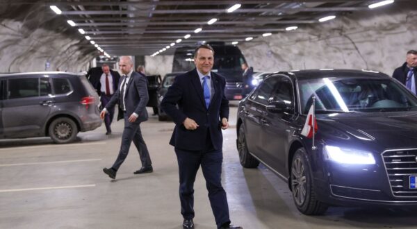 epa11220123 Polish Foreign Minister Radoslaw Sikorski during a tour of the Helsinki City Civil Defense shelter at the Hakaniemi metro station in Helsinki, Finland, 14 March 2024. Minister Sikorski is on a one-day visit to Finland.  EPA/Rafal Guz POLAND OUT