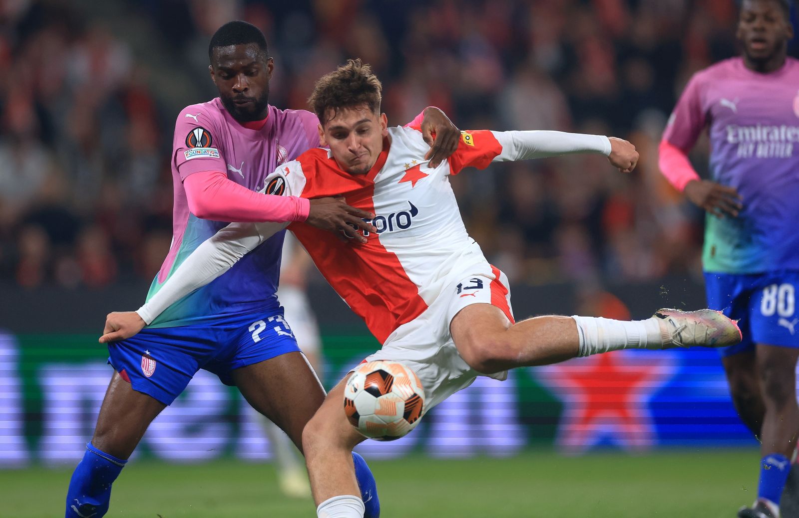 epa11220499 AC Milan's Fikayo Tomori (L) and Slavia Praha's Mojmir Chytil (R) in action during the UEFA Europa League Round of 16, second leg soccer match between SK Slavia Prague and AC Milan, in Prague, Czech Republic, 14 March 2024.  EPA/MARTIN DIVISEK