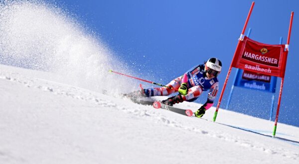 epa11225265 Zrinka Ljutic of Croatia in action in the 1st run of the Women's Giant Slalom race at the FIS Alpine Skiing World Cup finals in Saalbach Hinterglemm, Austria, 17 March 2024.  EPA/CHRISTIAN BRUNA