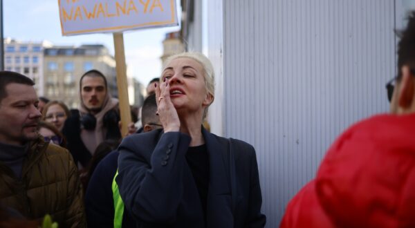epa11226033 Yulia Navalnaya (C), widow of the late Russian dissident Alexei Navalny, waits in line to cast her ballot in the Russian presidential elections, at the Russian embassy in Berlin, Germany, 17 March 2024. The Russian presidential election vote takes place between 15 and 17 March. Four candidates registered by the Central Election Commission of the Russian Federation are vying for the post of head of state: Leonid Slutsky, Nikolai Kharitonov, Vladislav Davankov and Vladimir Putin.  The team of late Russian opposition leader Alexei Navalny had called Russians to show their opposition to the elections and President Putin, by crowding voting centers on 17 March at midday. The protest was named 'Noon Against Putin'.  EPA/HANNIBAL HANSCHKE