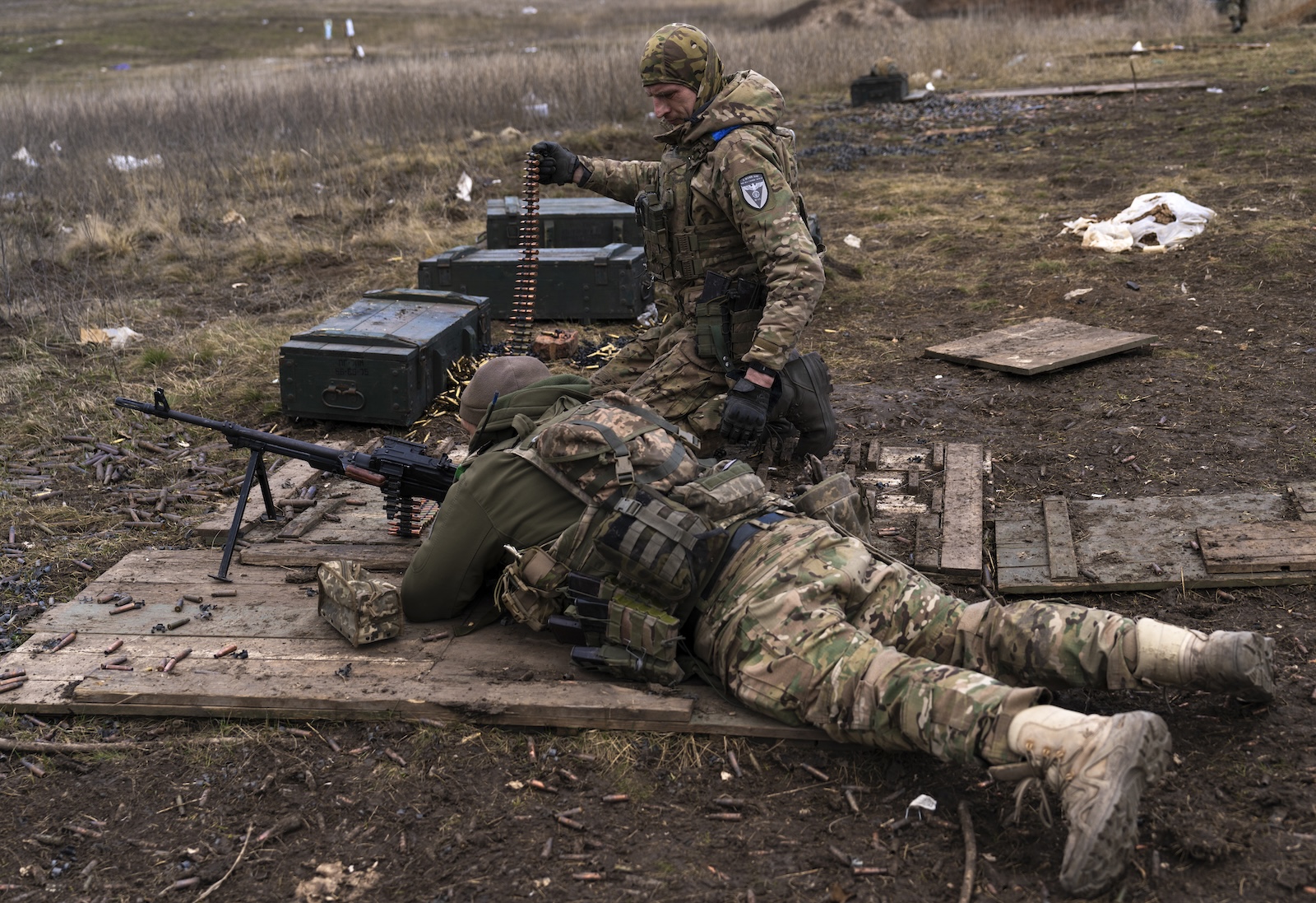 epa11228418 Ukrainian servicemen from the assault unit of the 72nd Mechanized Brigade named after the Black Zaporozhians take part in military training at an undisclosed location near the frontline, Donetsk region, eastern Ukraine, 18 March 2024, amid the Russian invasion. Russian troops entered Ukraine in February 2022 starting a conflict that has provoked destruction and a humanitarian crisis.  EPA/OLGA KOVALOVA