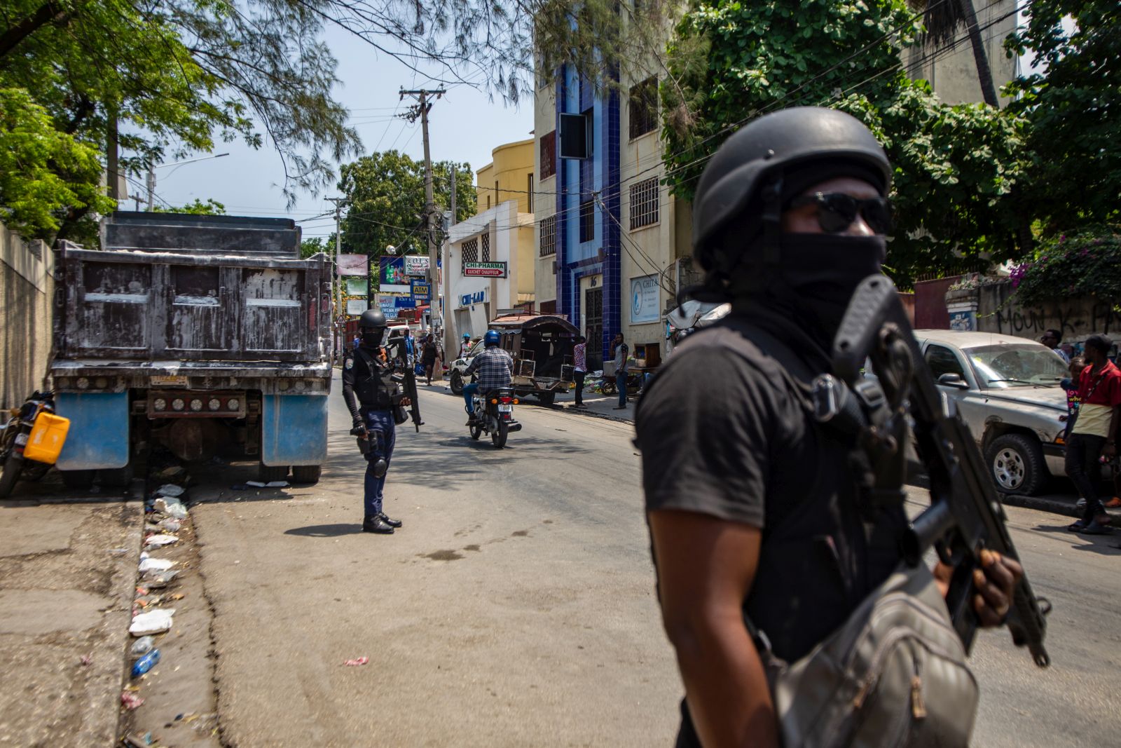 epa11232539 Police patrol the streets of Port-au-Prince, Haiti, on 20 March 2024. At least seven bodies appeared this 20 March in the streets of Petion-ville, in the hills of Haiti's capital, two days after at least fifteen other people were found dead in the same area. The bodies appeared, some shot and others charred, while the services in charge collected the bodies and placed them in coffins, as EFE was able to verify. Haiti's Prime Minister, Ariel Henry, resigned on 11 March 2024 after weeks of crisis and gang violence in the country.  EPA/Mentor David Lorens