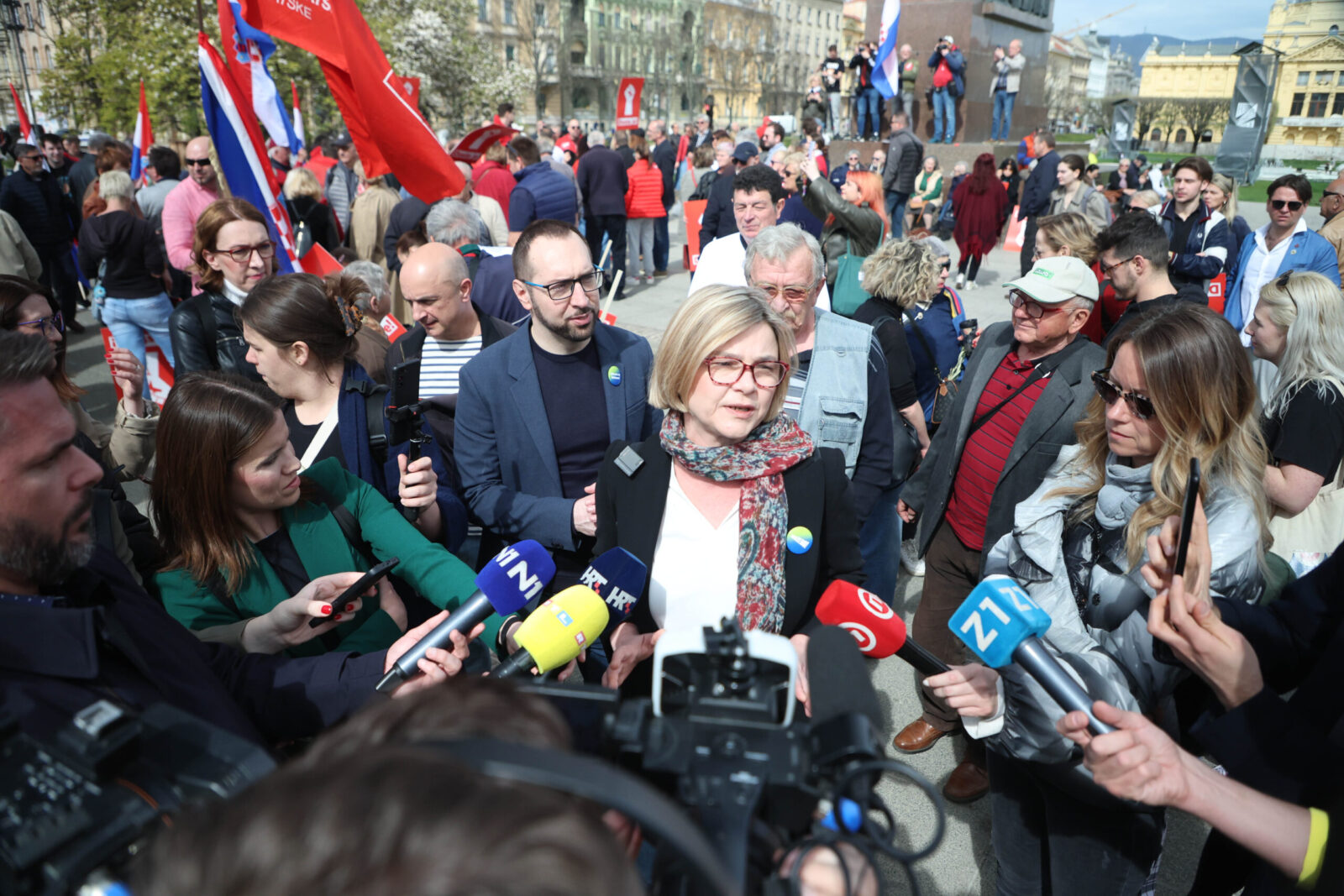 Zagreb, 23.3.2024.- Koalicija Rijeke pravde i stranka Moemo! u subotu su, mjesec dana uoèi izbora, odrali prosvjedne skupove pod nazivom "Dosta je!", istodobno u pet gradova s kojih su opet poruèili da je "dosta tiranije, lai i korupcije, dosta je HDZ-a" te da æe oni Hrvatskoj vratiti nadu i buduænost. Na slici Tomislav Tomaeviæ i Sandra Benèiæ tijekom prosvjeda u Zagrebu. 
foto HINA/ Damir SENÈAR/ ua