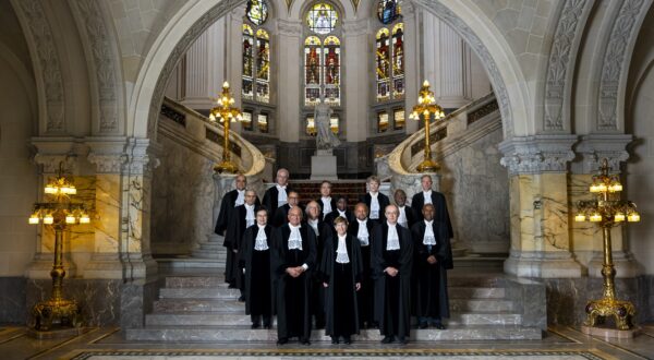 Official group picture of the Members of the International Court of Justice on 21 June 2023. The composition of the Court is as follows: President Joan E. Donoghue (United States of America), Vice-President Kirill Gevorgian (Russian Federation), Judges Peter Tomka (Slovakia), Ronny Abraham (France), Mohamed Bennouna (Morocco), Abdulqawi A. Yusuf (Somalia), Xue Hanqin (China), Julia Sebutinde (Uganda), Dalveer Bhandari (India), Patrick Lipton Robinson (Jamaica), Nawaf Salam (Lebanon), Iwasawa Yuji (Japan), Georg Nolte (Germany), Hilary Charlesworth (Australia) and Leonardo Nemer Caldeira Brant (Brazil). 


Photo de groupe officielle des membres de la Cour internationale de Justice, prise le 21 juin 2023. La composition de la Cour est la suivante: Mme Joan E. Donoghue, (États Unis d’Amérique), présidente; M. Kirill Gevorgian (Fédération de Russie), vice-président; MM. Peter Tomka (Slovaquie), Ronny Abraham (France), Mohamed Bennouna (Maroc), Abdulqawi A. Yusuf (Somalie), Mmes Xue Hanqin (Chine), Julia Sebutinde (Ouganda), MM. Dalveer Bhandari (Inde), Patrick Lipton Robinson (Jamaïque), Nawaf Salam (Liban), Iwasawa Yuji (Japon), M. Georg Nolte (Allemagne), Mme Hilary Charlesworth (Australie) et M. Leonardo Nemer Caldeira Brant (Brésil), juges.