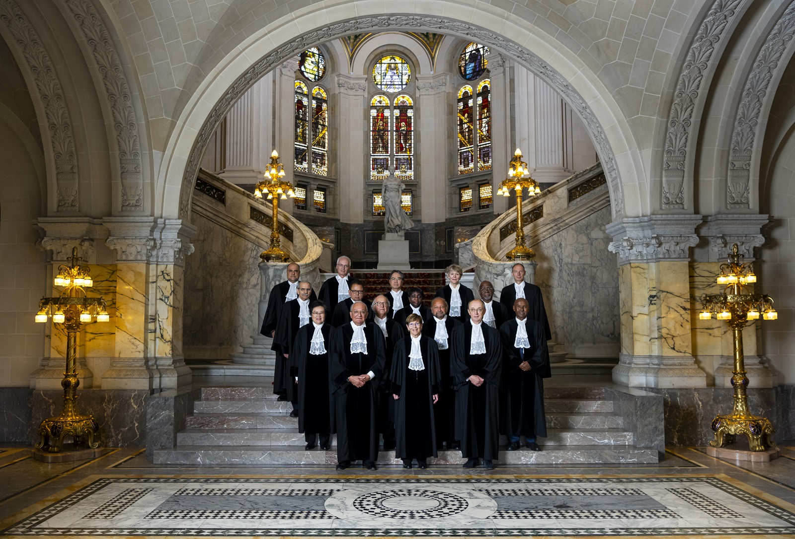Official group picture of the Members of the International Court of Justice on 21 June 2023. The composition of the Court is as follows: President Joan E. Donoghue (United States of America), Vice-President Kirill Gevorgian (Russian Federation), Judges Peter Tomka (Slovakia), Ronny Abraham (France), Mohamed Bennouna (Morocco), Abdulqawi A. Yusuf (Somalia), Xue Hanqin (China), Julia Sebutinde (Uganda), Dalveer Bhandari (India), Patrick Lipton Robinson (Jamaica), Nawaf Salam (Lebanon), Iwasawa Yuji (Japan), Georg Nolte (Germany), Hilary Charlesworth (Australia) and Leonardo Nemer Caldeira Brant (Brazil). 


Photo de groupe officielle des membres de la Cour internationale de Justice, prise le 21 juin 2023. La composition de la Cour est la suivante: Mme Joan E. Donoghue, (États Unis d’Amérique), présidente; M. Kirill Gevorgian (Fédération de Russie), vice-président; MM. Peter Tomka (Slovaquie), Ronny Abraham (France), Mohamed Bennouna (Maroc), Abdulqawi A. Yusuf (Somalie), Mmes Xue Hanqin (Chine), Julia Sebutinde (Ouganda), MM. Dalveer Bhandari (Inde), Patrick Lipton Robinson (Jamaïque), Nawaf Salam (Liban), Iwasawa Yuji (Japon), M. Georg Nolte (Allemagne), Mme Hilary Charlesworth (Australie) et M. Leonardo Nemer Caldeira Brant (Brésil), juges.